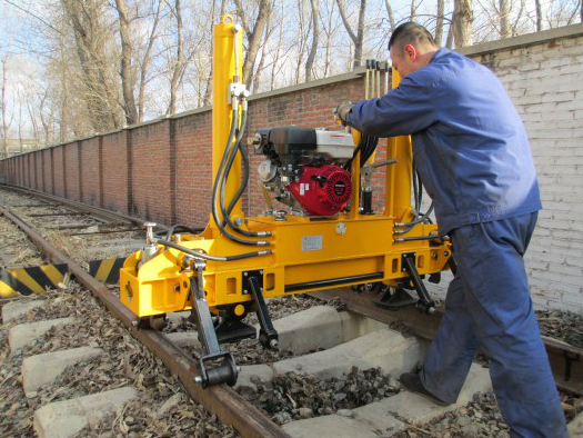 YQBJ-300x125型(xíng)高行程液壓起(qǐ)撥道機