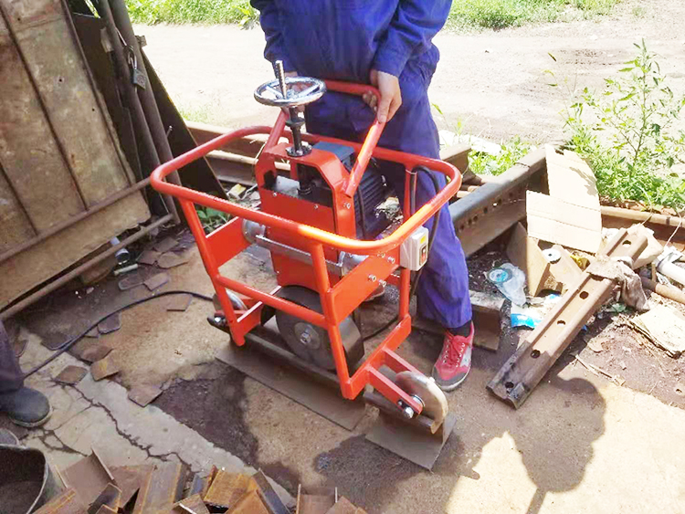 FMG-3.0型(xing)内燃槽型軌(gui)仿形打磨機(ji)